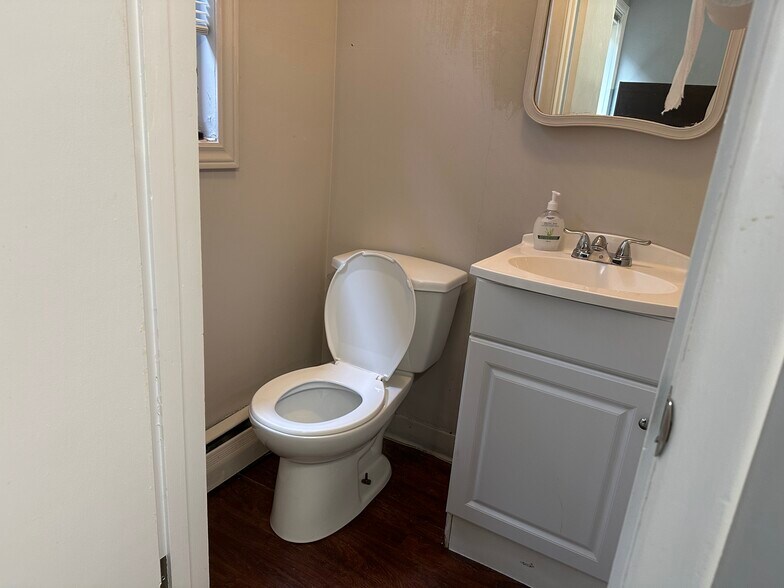 More Photos Of 70 King St E, Hamilton Storefront For Sale