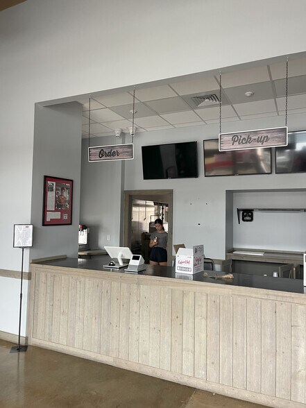 More Photos Of 7673 Perkins Rd, Baton Rouge Storefront For Lease