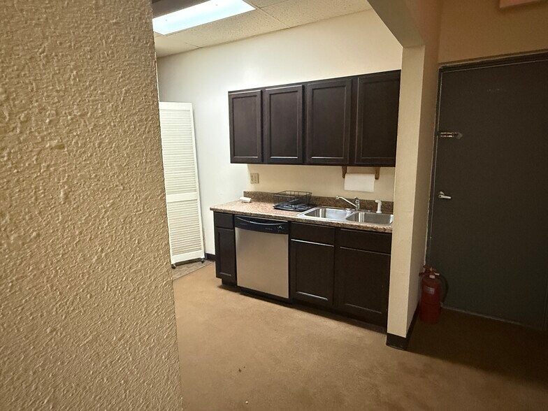 More Photos Of 1214 N Highway 81, Duncan Office For Lease