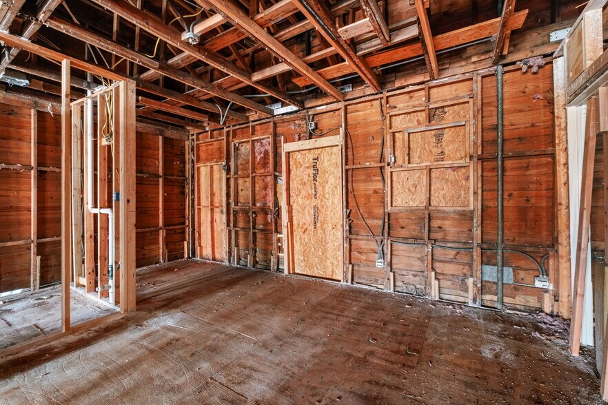 More Photos Of 2219 S Flores St, San Antonio Freestanding For Sale