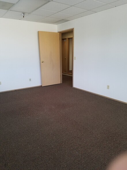 More Photos Of 1303 Central Ave S, Kent Showroom For Lease