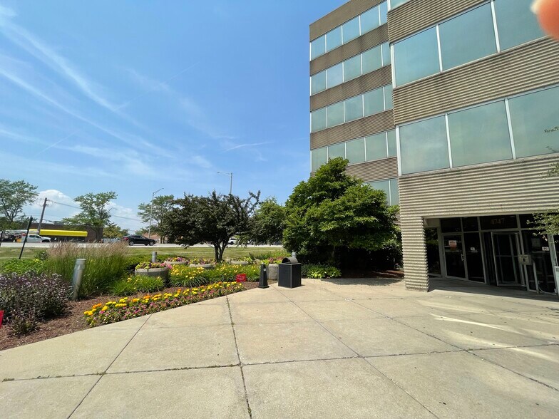 More Photos Of 4747 Lincoln Mall Dr, Matteson Office For Lease