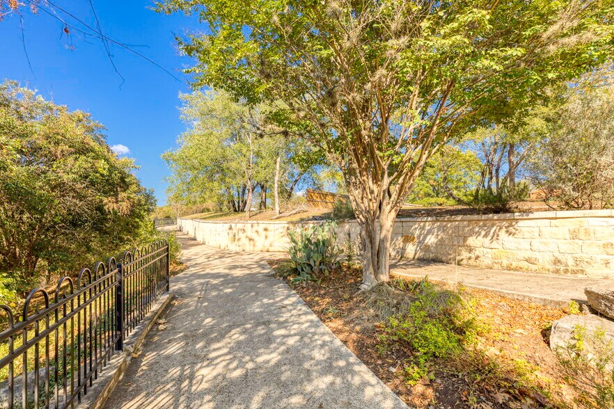 More Photos Of 322 S Main St, Boerne General Retail For Sale