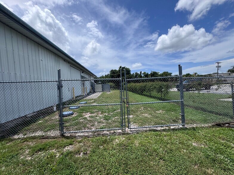 More Photos Of 2910 Drane Field Rd, Lakeland Warehouse For Lease