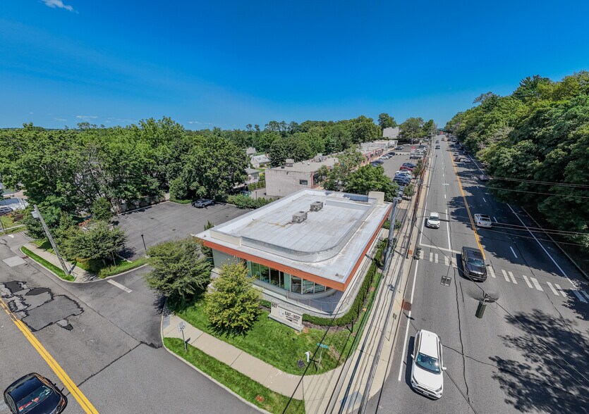 More Photos Of 607 W Jericho Tpke, Huntington General Retail For Lease