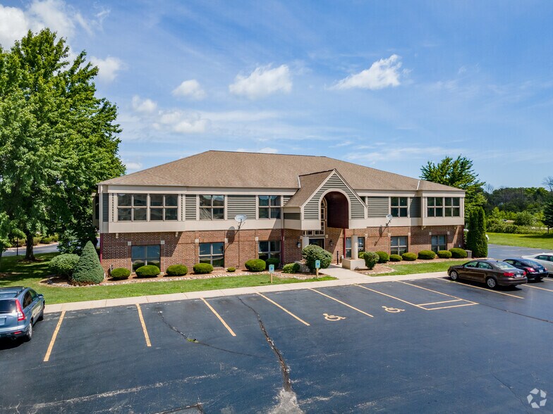 More Photos Of 1001 W Glen Oaks Ln, Mequon Office For Lease