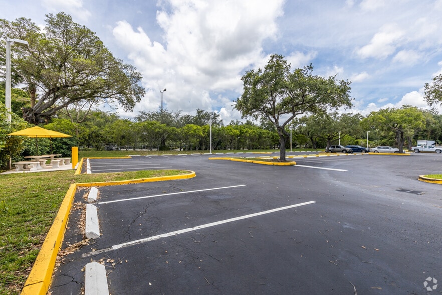 More Photos Of 4101 Ravenswood Rd, Dania Beach Office For Lease