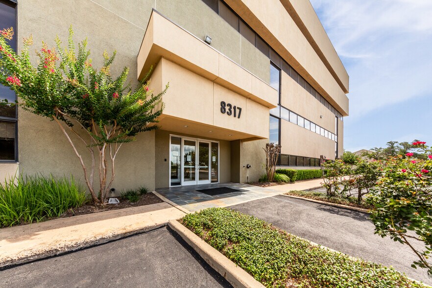 More Photos Of 8317 Cross Park Dr, Austin Office For Sale