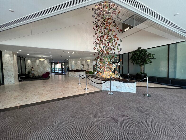 More Photos Of 433 N Summit St, Toledo Office For Lease