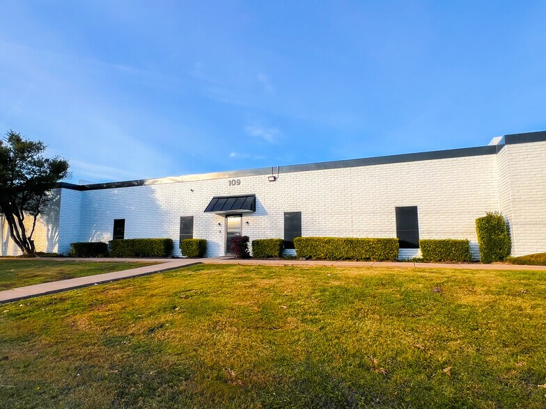 Primary Photo Of 209 S Kirby St, Garland Flex For Lease