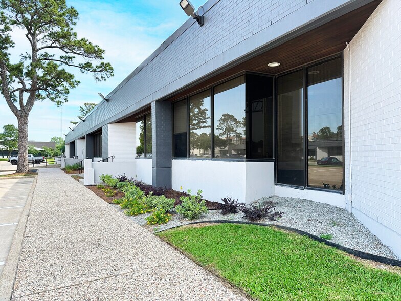More Photos Of 6699 Portwest Dr, Houston Showroom For Lease