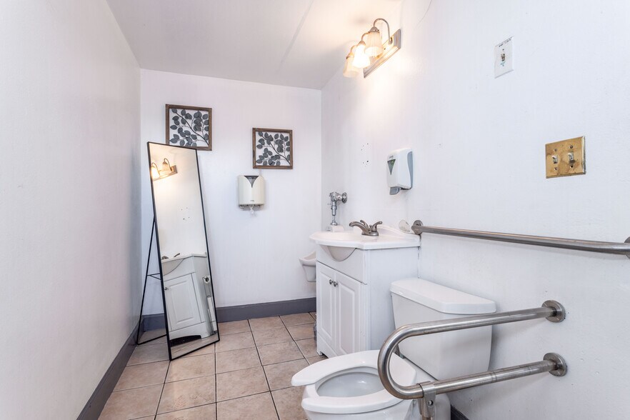 More Photos Of 669 Arroyo St, San Fernando Manufacturing For Sale