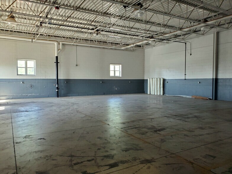 More Photos Of 240 Westminster Rd, West Seneca Warehouse For Lease