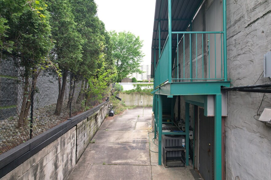 More Photos Of 560 Main St, Fort Lee Freestanding For Sale