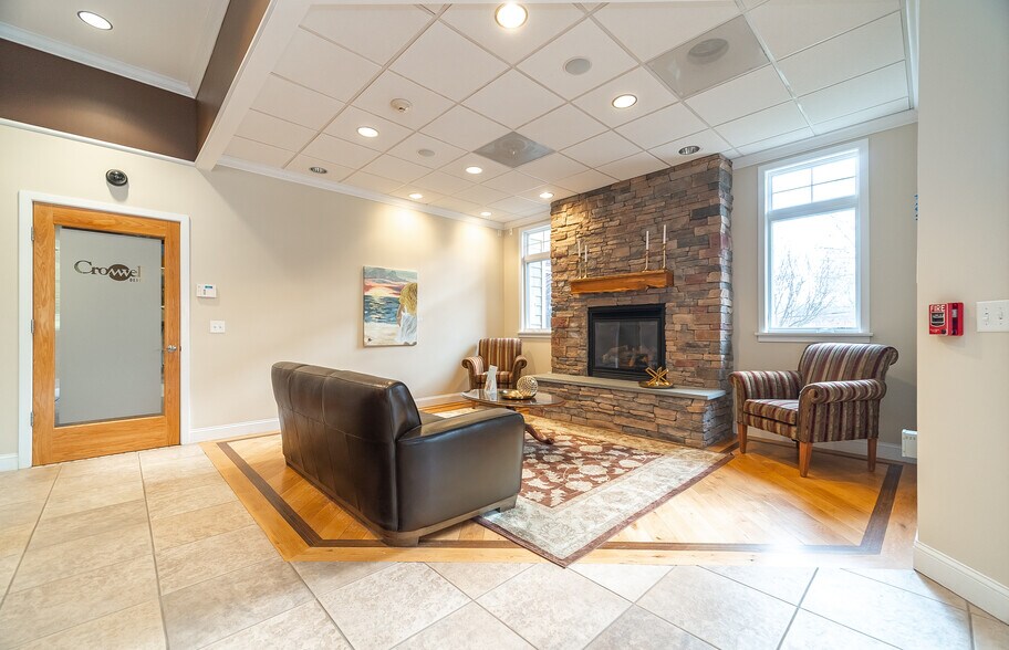 More Photos Of 30 Country Squire Dr, Cromwell Medical For Sale