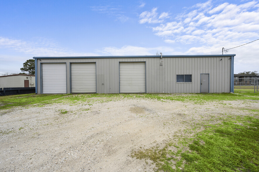 Primary Photo Of 1008 Belton Ln, Anahuac Flex For Lease