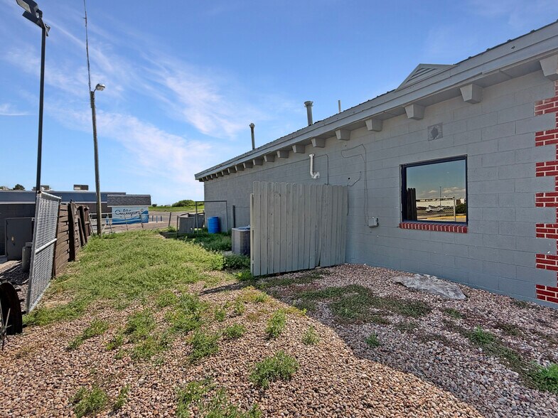 More Photos Of 1331 W Main St, Sterling Veterinarian Kennel For Sale