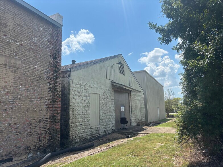 More Photos Of 740 Fannin St, Beaumont Warehouse For Lease