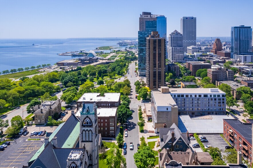 More Photos Of 916 E State St, Milwaukee Apartments For Lease