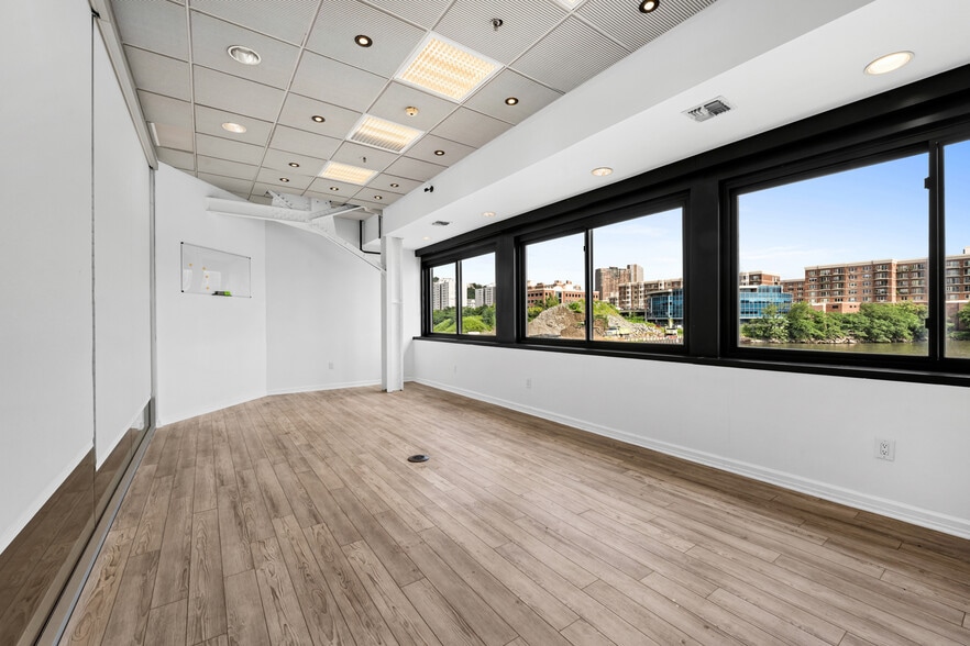 More Photos Of 115 River Rd, Edgewater Restaurant For Lease