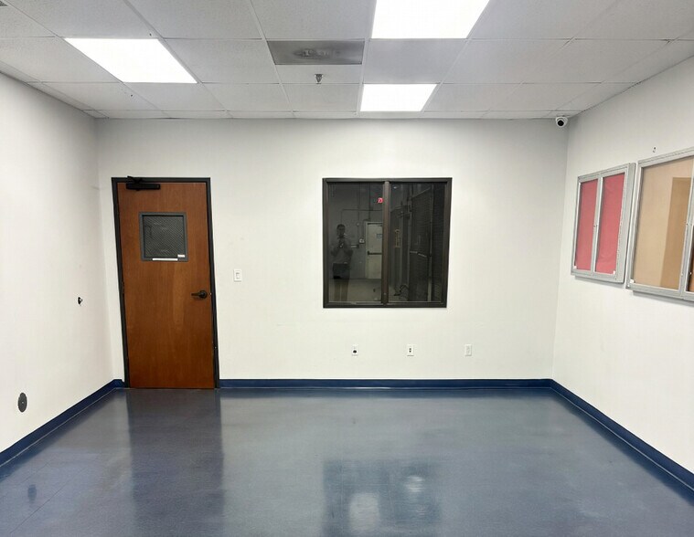 More Photos Of 7436 Tower St, Fort Worth Manufacturing For Sale