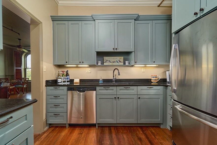 More Photos Of 128-130 N Ashley St, Valdosta General Retail For Sale