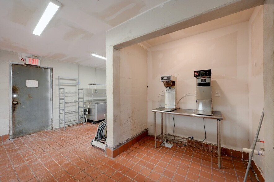 More Photos Of 2200-2204 S WW White Rd, San Antonio Restaurant For Lease