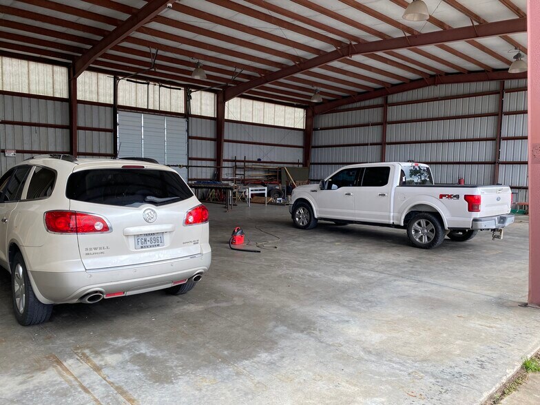 More Photos Of 1105 N Main St, Highlands Warehouse For Lease