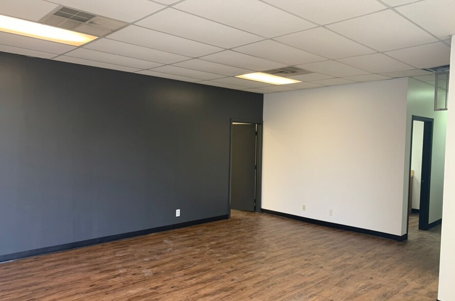 More Photos Of 801-833 Greenview Dr, Grand Prairie Showroom For Lease