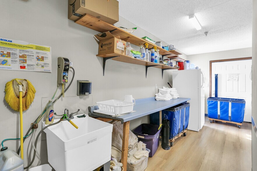 More Photos Of 630 W Main St, El Paso Hotel For Sale