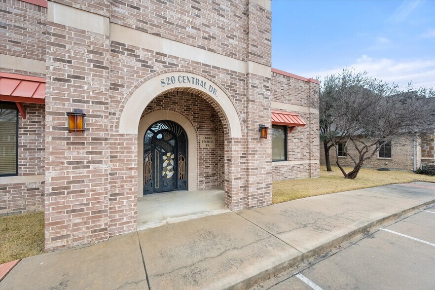 More Photos Of 820 Central Dr, Colleyville Office For Sale