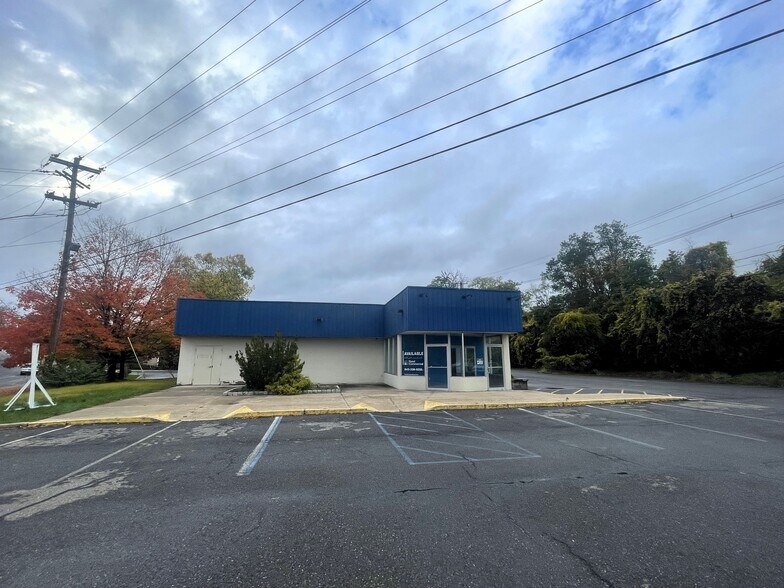 More Photos Of 142 Schwenk Dr, Kingston Freestanding For Sale