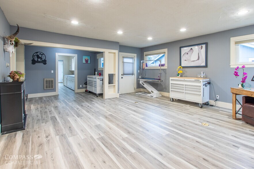 More Photos Of 721 SW 10th St, Redmond General Retail For Sale