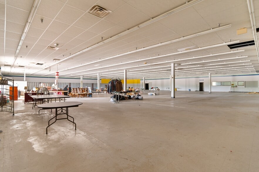 More Photos Of 480 Nelson Blvd, Kingstree Department Store For Sale