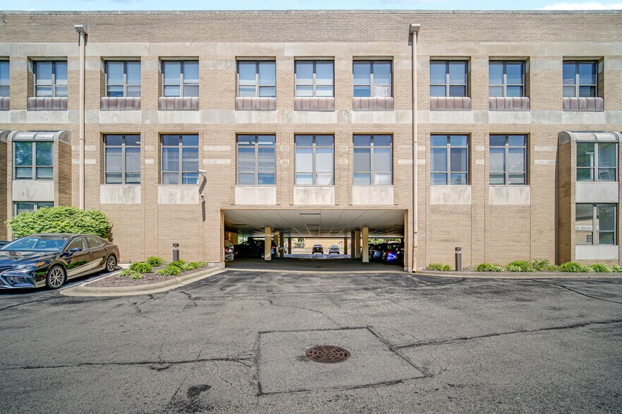 More Photos Of 1S443 Summit Ave, Oakbrook Terrace Medical For Lease