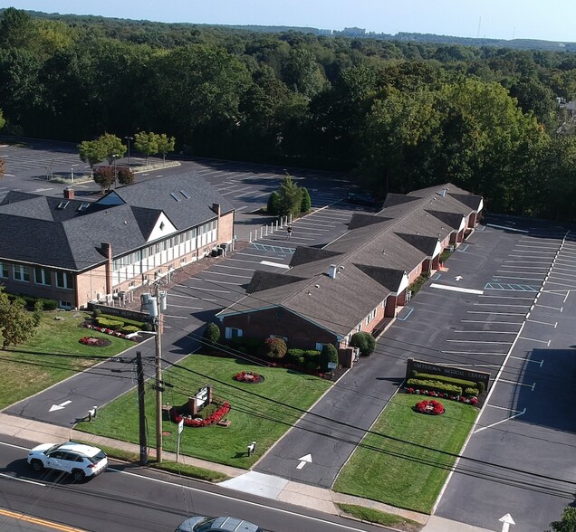 More Photos Of 200 E Main St, Smithtown Office For Lease