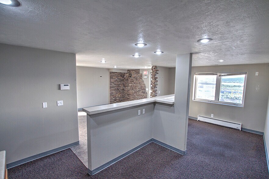 More Photos Of 225 West St, Evanston Light Manufacturing For Sale