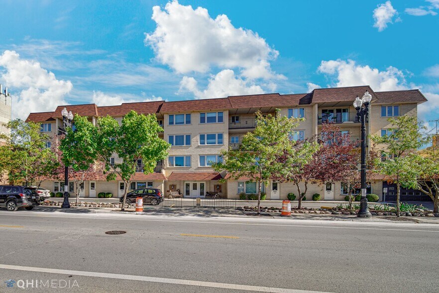 More Photos Of 6121 N Northwest Hwy, Chicago Office For Sale
