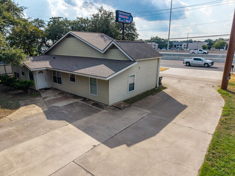 More Photos Of 1712 N Interstate 35, San Marcos Office For Sale