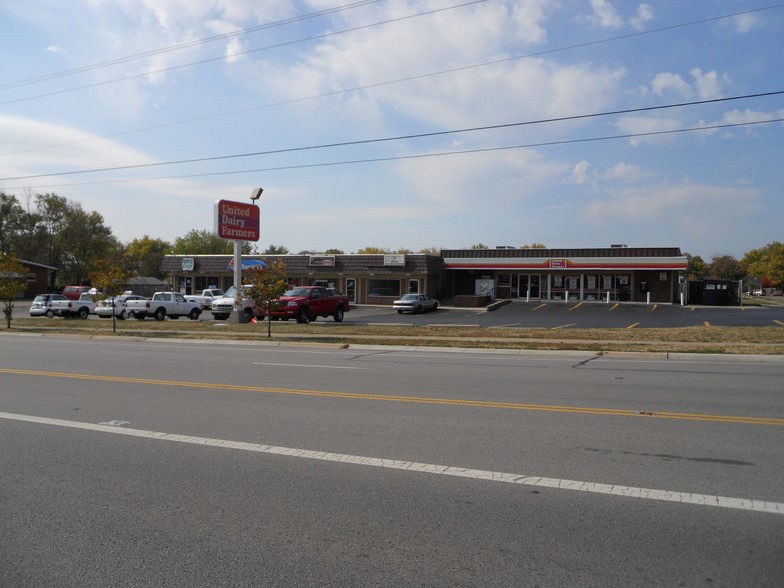 Primary Photo Of 915 N Broadway St, Lebanon Bar For Lease