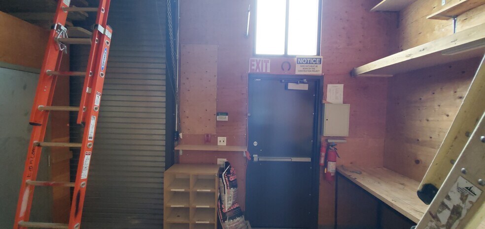 More Photos Of 40 Willis Ave, Syosset Warehouse For Lease