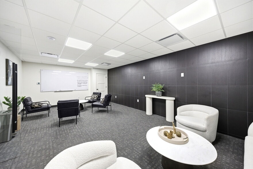 More Photos Of 326 SE Douglas St, Lees Summit Office For Sale