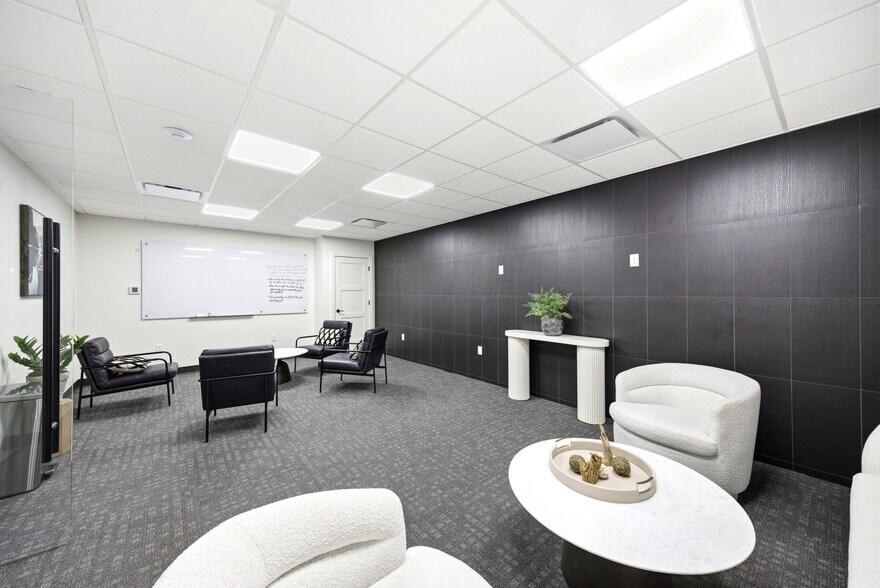 More Photos Of 326 SE Douglas St, Lees Summit Office For Sale