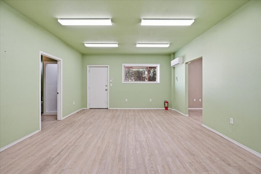 More Photos Of 3118 E Slaton Hwy, Lubbock Showroom For Sale