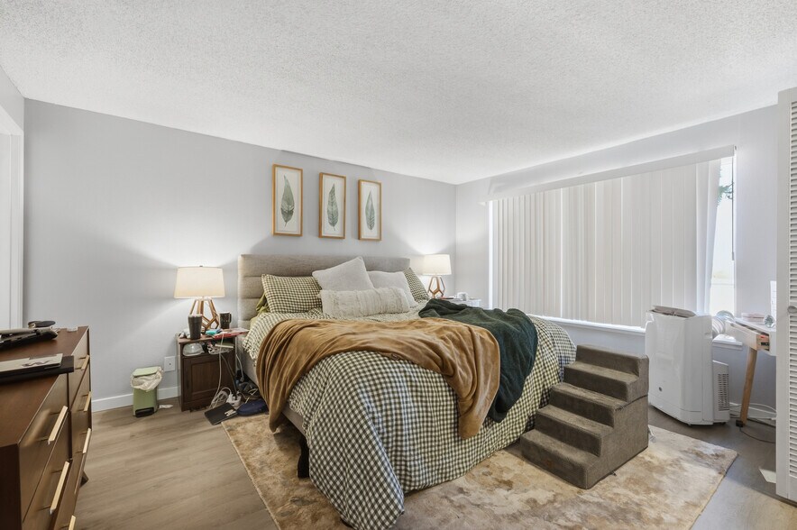 More Photos Of 3600 25th Ave W, Seattle Apartments For Sale