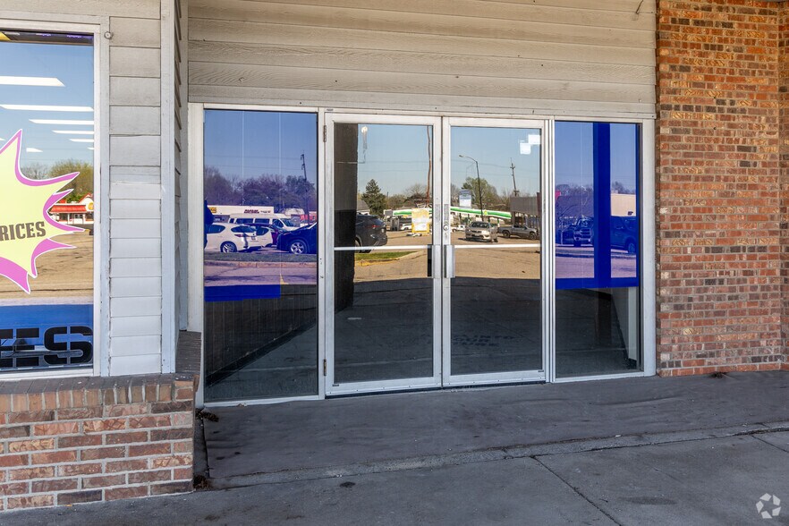 More Photos Of 415-659 S Breiel Blvd, Middletown Storefront For Lease