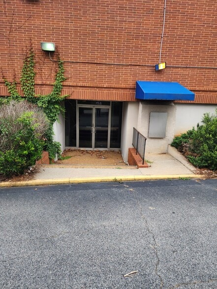 More Photos Of 139 N Main St, Jonesboro Bank For Sale