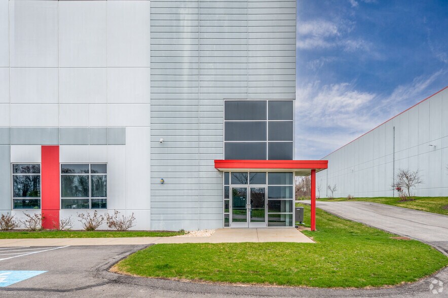 More Photos Of 2450 Sweeney Dr, Clinton Warehouse For Lease