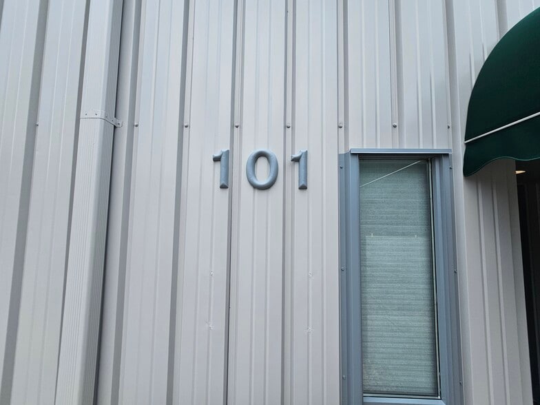 More Photos Of 101 Industrial Dr, Bristol Distribution For Lease