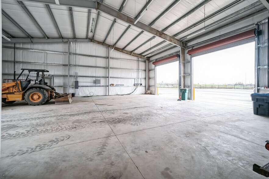 More Photos Of 2330 E Kaviland Ave, Fresno Light Manufacturing For Sale